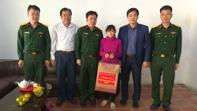 Đoàn công tác thăm hỏi, động viên gia đình Bà Bàn Thị Đào, tổ 7 phường Xuất Hóa thành phố Bắc Kạn