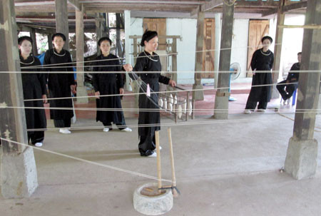 Công đoạn kéo dàn sợi (au húc) trước khi dệt vải. Đối với người Tày ở Ba Bể, Bắc Kạn, trước khi thực hiện công đoạn dàn sợi dưới gầm sàn thì thường phải đi xem ngày trước để chọn ngày lành tháng tốt mới thực hiện việc dàn sợi. Khi dàn sợi dệt vải thì phải làm xong dứt điểm trong ngày là tốt nhất, ít khi để sợi nối dở qua đêm.