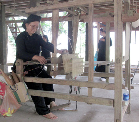 Khung dệt: Được làm chủ yếu từ gỗ, một số bộ phận làm bằng tre; gồm nhiều bộ phận liên kết cố định với nhau: Ghế ngồi, trục cuốn vải, lược nén sợi có tác dụng dập cho các sợi vải khít lại với nhau; go là bộ phận quan trọng của khung dệt, có tác dụng nâng lên, hạ xuống so le nhau để tách giữa nhịp trên và nhịp d¬ưới của dàn sợi, tạo ra khe hở để lao thoi qua và dập sợi. 