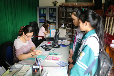 Độc giả mượn sách tại thư viện tỉnh. Độc giả mượn sách tại thư viện tỉnh.