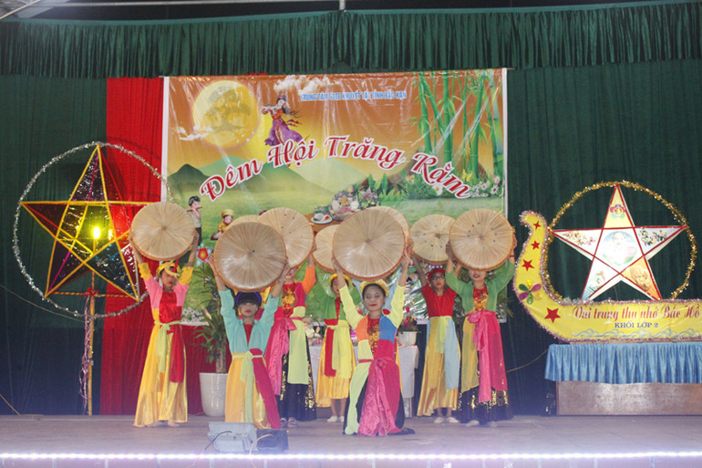 Tiết mục văn nghệ của cô và trò Trung tâm trẻ em khuyết tật tỉnh