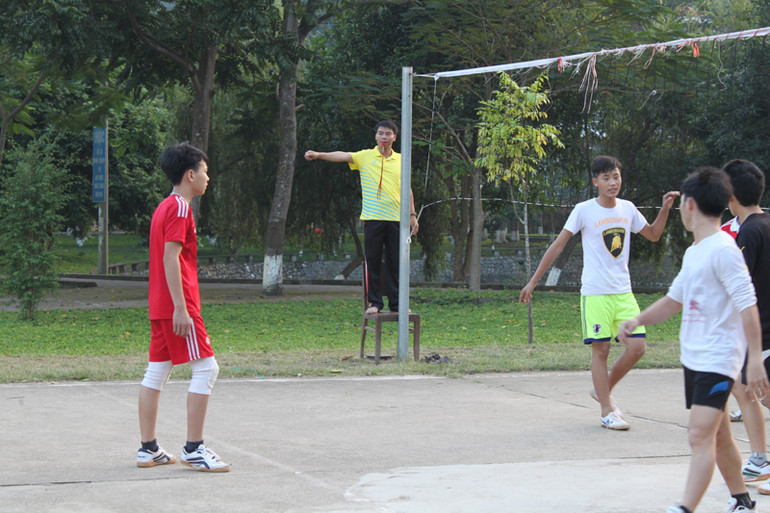 Thầy và trò trường PTDT Nội trú tỉnh chơi thể thao sau giờ học.