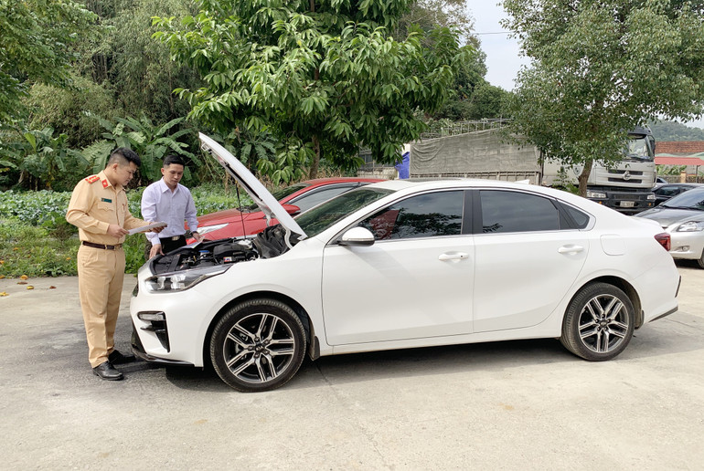 Cán bộ Phòng CSGT kiểm tra hồ sơ xe với thực tế trước khi làm thủ tục đăng ký phương tiện cho người dân. Cán bộ Phòng CSGT kiểm tra hồ sơ xe với thực tế trước khi làm thủ tục đăng ký phương tiện cho người dân.