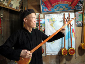 Ông Ma Văn Vịnh bên những chiếc đàn tính do mình chế tạo. Ông Ma Văn Vịnh bên những chiếc đàn tính do mình chế tạo.