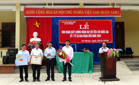 Đồng chí Nguyễn Đình Học-Giám đốc Sở Y tế tỉnh Bắc K ạn trao giấy chứng nhận cho diện lãnh đạo xã Vũ Muộn
