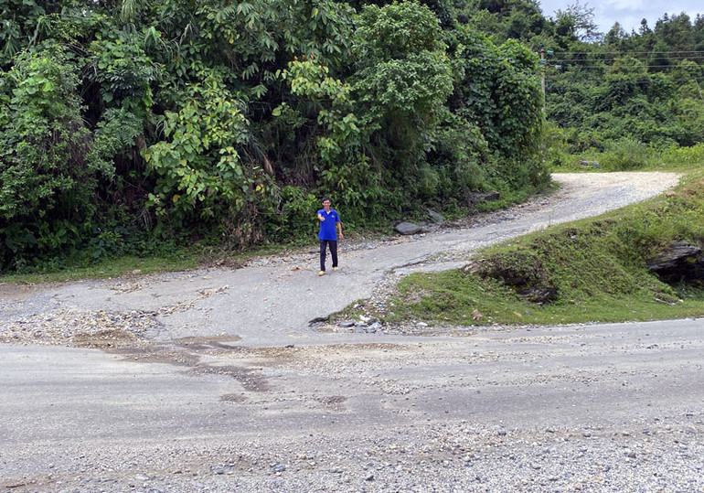 Đoạn đường tiềm ẩn nguy cơ mất an toàn giao thông do đất đá trà ra đường, trên tuyến ql3 đoạn qua thôn Bản Tặc