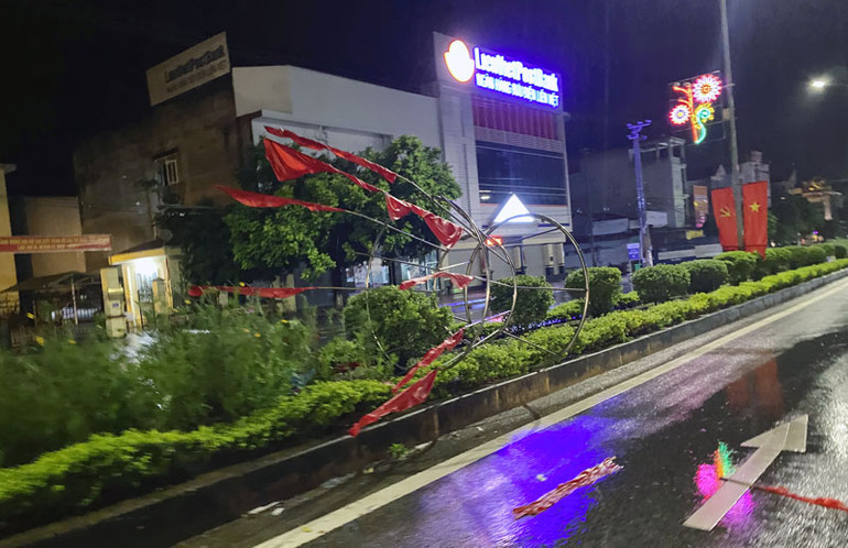 Cần gia cố chắc chắn các giá cắm cờ trang trí ảnh 1 Trận mưa tối ngày 25/8 đã làm đổ giá cắm cờ trang trí gây mất an toàn cho người tham gia giao thông