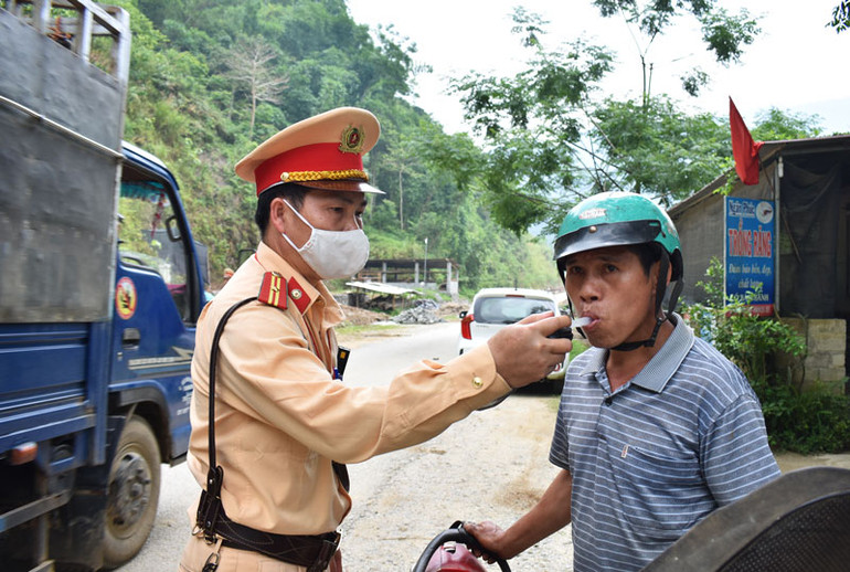 CSGT huyện Pác Nặm kiểm tra nồng độ cồn người điều khiển phương tiện tham gia giao thông. Việc tăng cường kiểm tra, kiểm soát cho thấy thời gian gần đây việc vi phạm về nông độ cồn đã giảm, chuyển biến tích cực