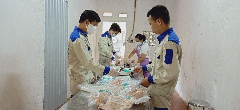 Gà thương phẩm được đóng gói theo quy định đảm bảo an toàn, vệ sinh thực phẩm