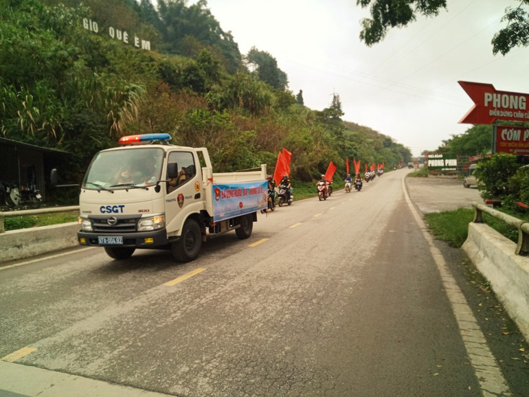 Diễu hành tuyên truyền ATGT truyên các tuyến đường chính của huyện hưởng ứng Năm An toàn giao thông 2020.