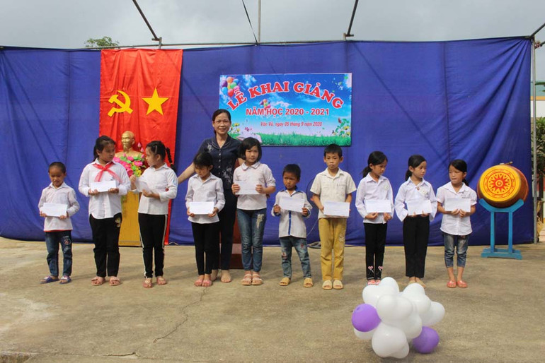 Trao học bổng cho 10 em học sinh