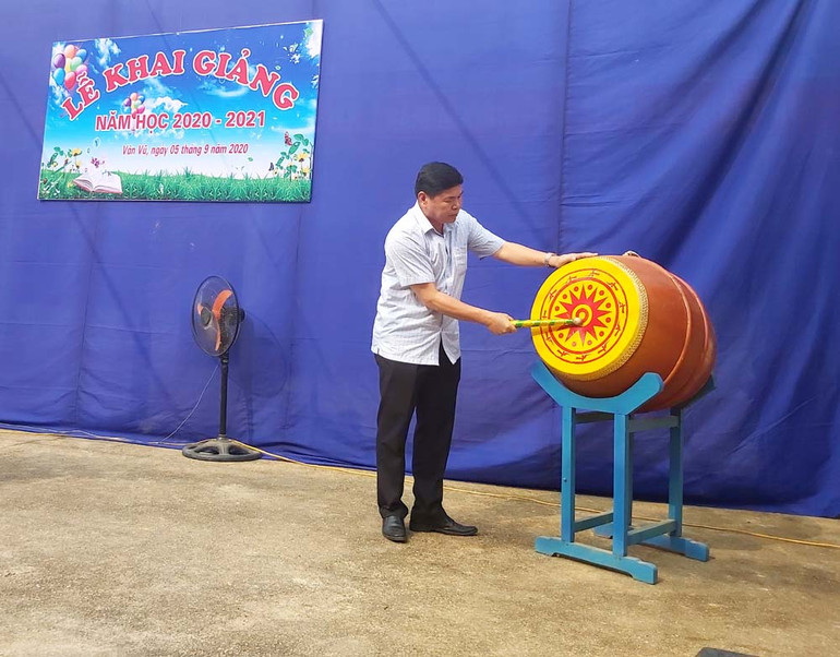 Đồng chí Ma Từ Đông Điền, đánh trống khai giảng năm học mới