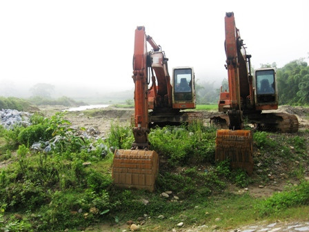 Máy xúc được tập kết tại gần vị trí khai thác vàng trái phép xã Thượng Ân (Ngân Sơn)