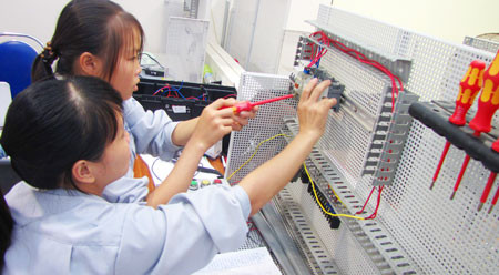 Học viên Hoàng Thị Dung (trái) là một trong những học viên xuất sắc nhất của Khoa Điện-Điện tử.