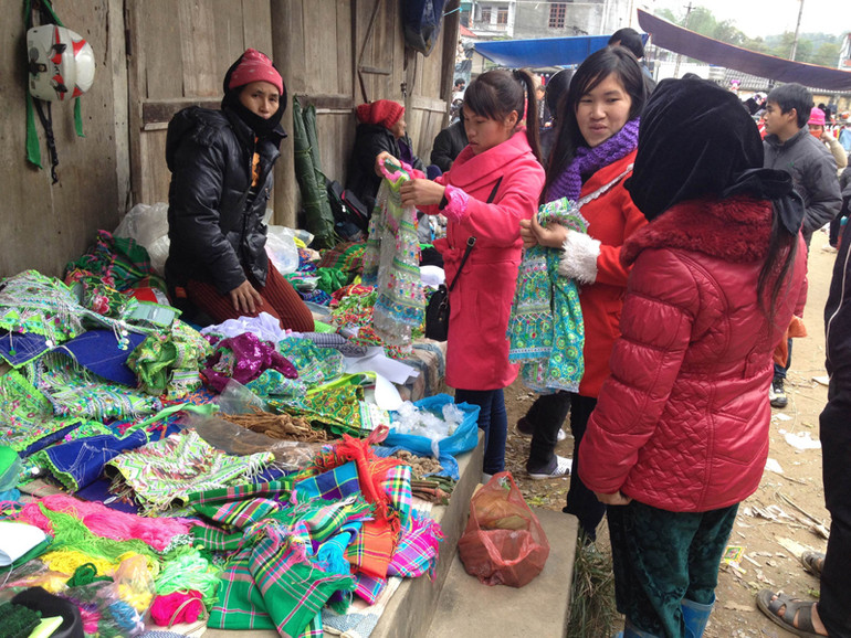 Một gian hàng bán trang phục dân tộc Mông. Một gian hàng bán trang phục dân tộc Mông.