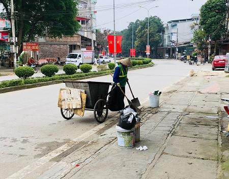 Công nhân Công ty CP Môi trường và công trình đô thị Bắc Kạn đang thu gom rác tại phường Sông Cầu