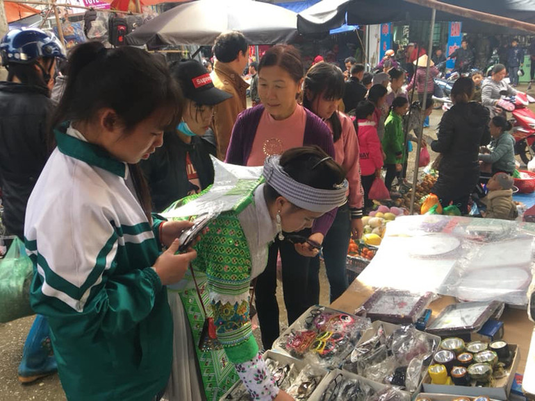 Người dân chọn lựa hàng hóa tại chợ phiên tết.