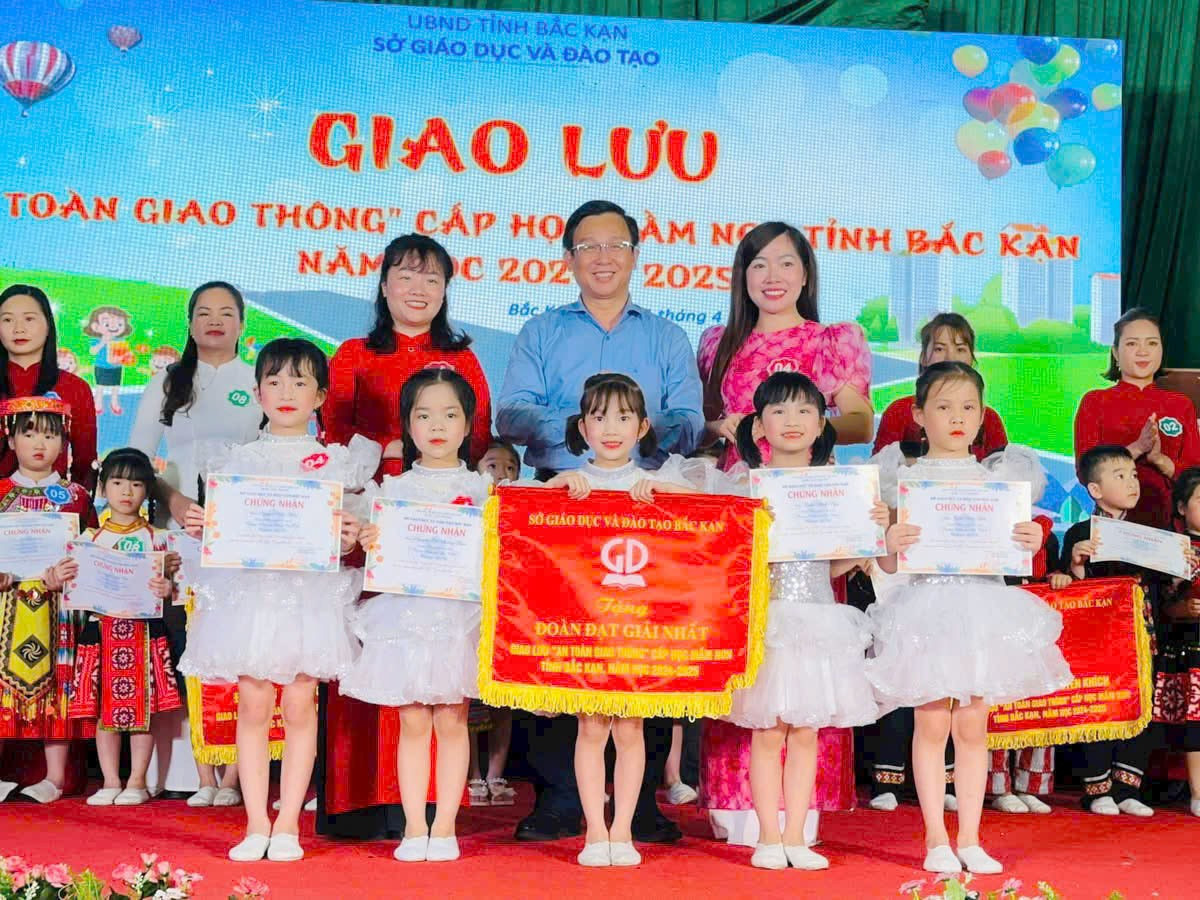 Trao giải cho đội Phòng GD&ĐT TP. Bắc Kạn đoạt giải Nhất tại Chương trình Giao lưu “An toàn giao thông” cấp mầm non. giat-nhat.jpg
