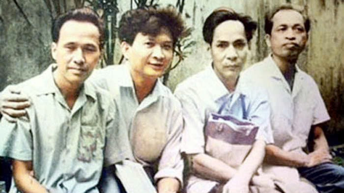 Nhà thơ Nông Quốc Chấn (ngoài cùng bên trái) cùng các nhà thơ Chế Lan Viên, Tế Hanh, Hoàng Trung Thông. Ảnh: Tư liệu voi-che-lan-vien.jpg