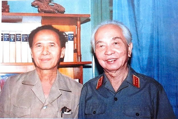 Đại tướng Võ Nguyên Giáp và nhà thơ Nông Quốc Chấn . voi-dai-tuong-vng.jpg