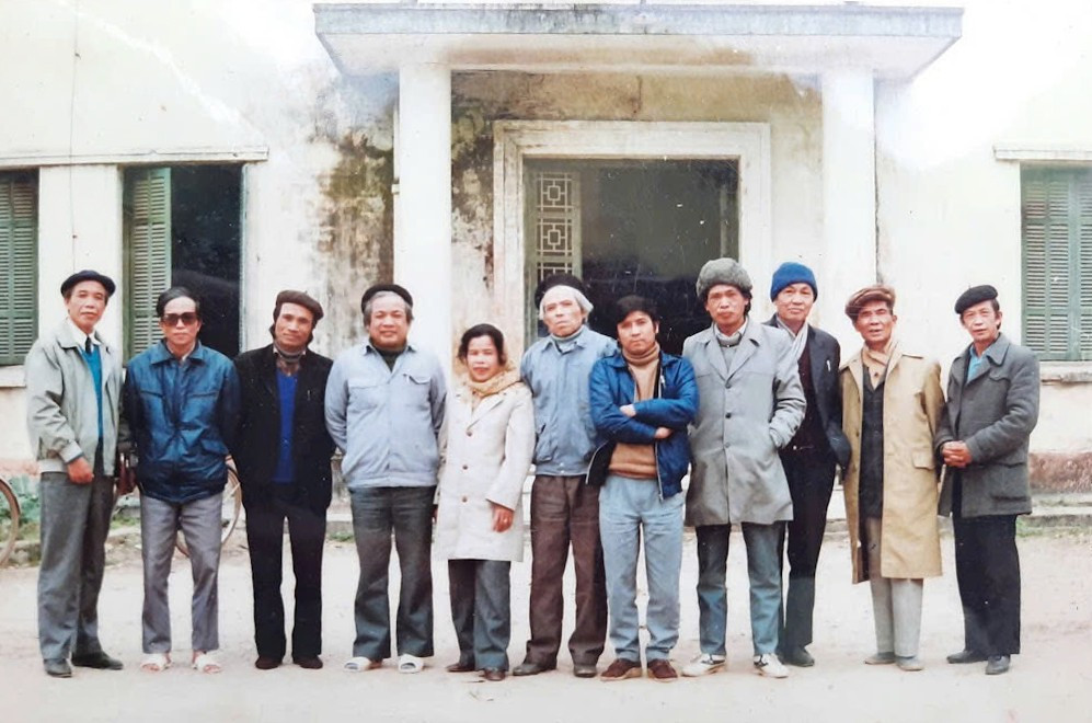 Nhà văn Nông Viết Toại (thứ hai từ phải sang) chụp ảnh lưu niệm cùng đội ngũ văn nghệ sĩ tỉnh Bắc Thái (cũ) năm 1990. chup-tap-the.jpg