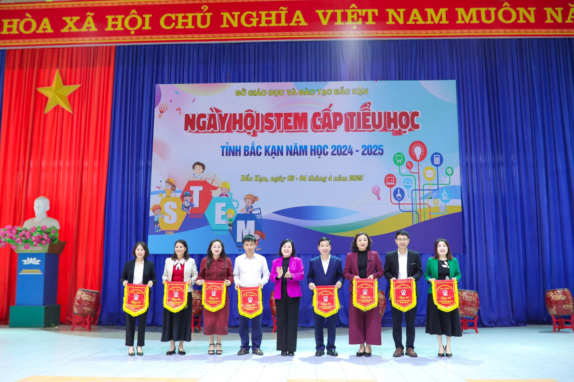 Trao cờ lưu niệm cho các Phòng Giáo dục và Đào tạo tham gia Ngày hội STEM cấp Tiểu học. z6472876039218-94c9e15d1f9cad20d8a4d2ddadd727c3.jpg