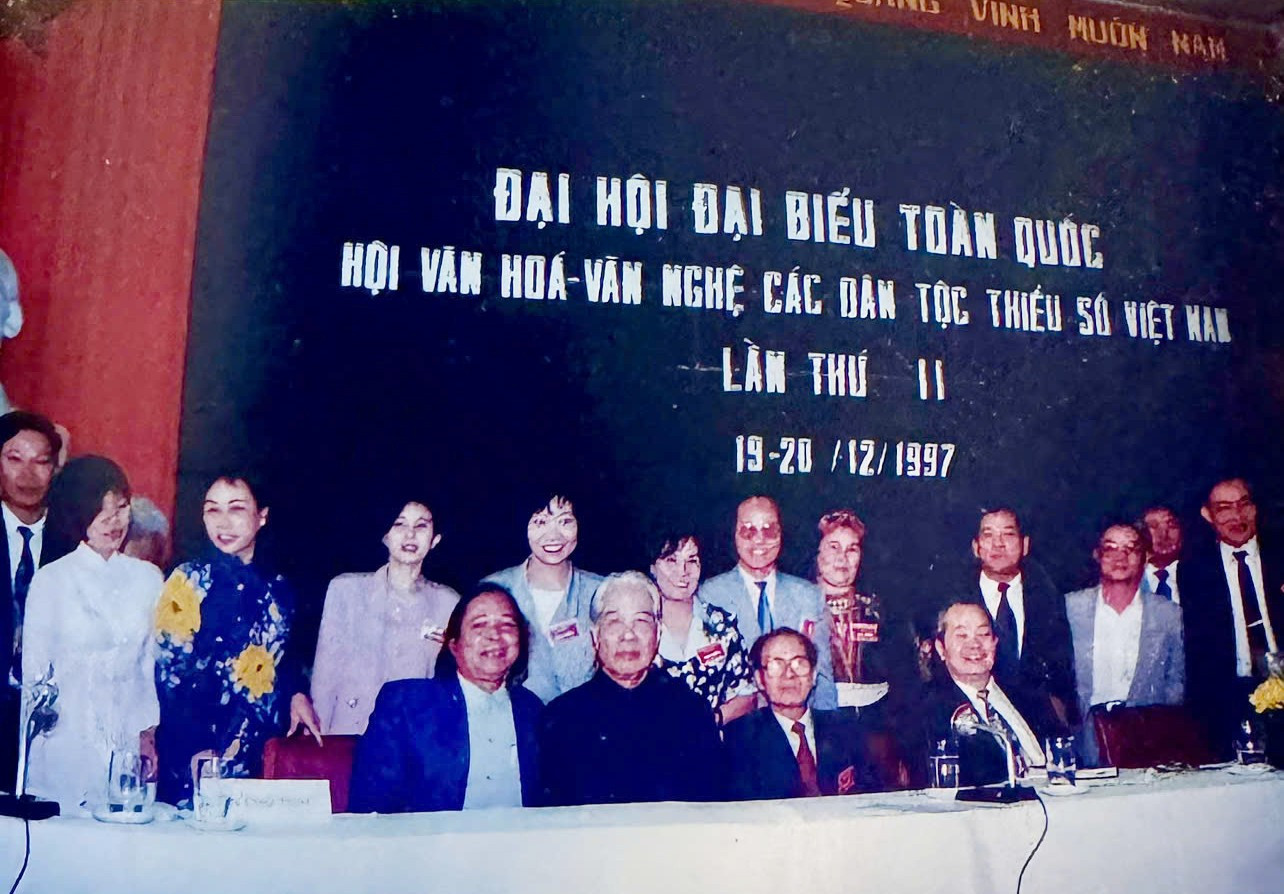 Tổng Bí thư Đỗ Mười cùng các đại biểu tại Đại hội đại biểu toàn quốc Hội Văn hóa - Văn nghệ các DTTS Việt Nam lần thứ II tháng 12/1997 (nhà thơ Nông Quốc Chấn hàng đầu thứ hai từ phải sang). Ảnh: Gia đình nhà thơ cung cấp. dai-hoi-toan-quoc.jpg