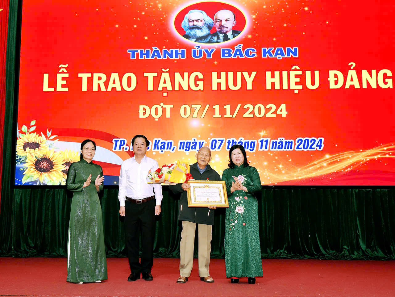 Đồng chí Phương Thị Thanh, Phó Bí thư Thường trực Tỉnh ủy, Chủ tịch HĐND tỉnh trao Huy hiệu 80 năm tuổi Đảng cho nhà văn lão thành cách mạng Nông Viết Toại vào đợt 07/11/2024. Ảnh: Mạnh Tuấn z6180977935637-f969d4ce403f95a4cbde8eb6828c9e93.jpg