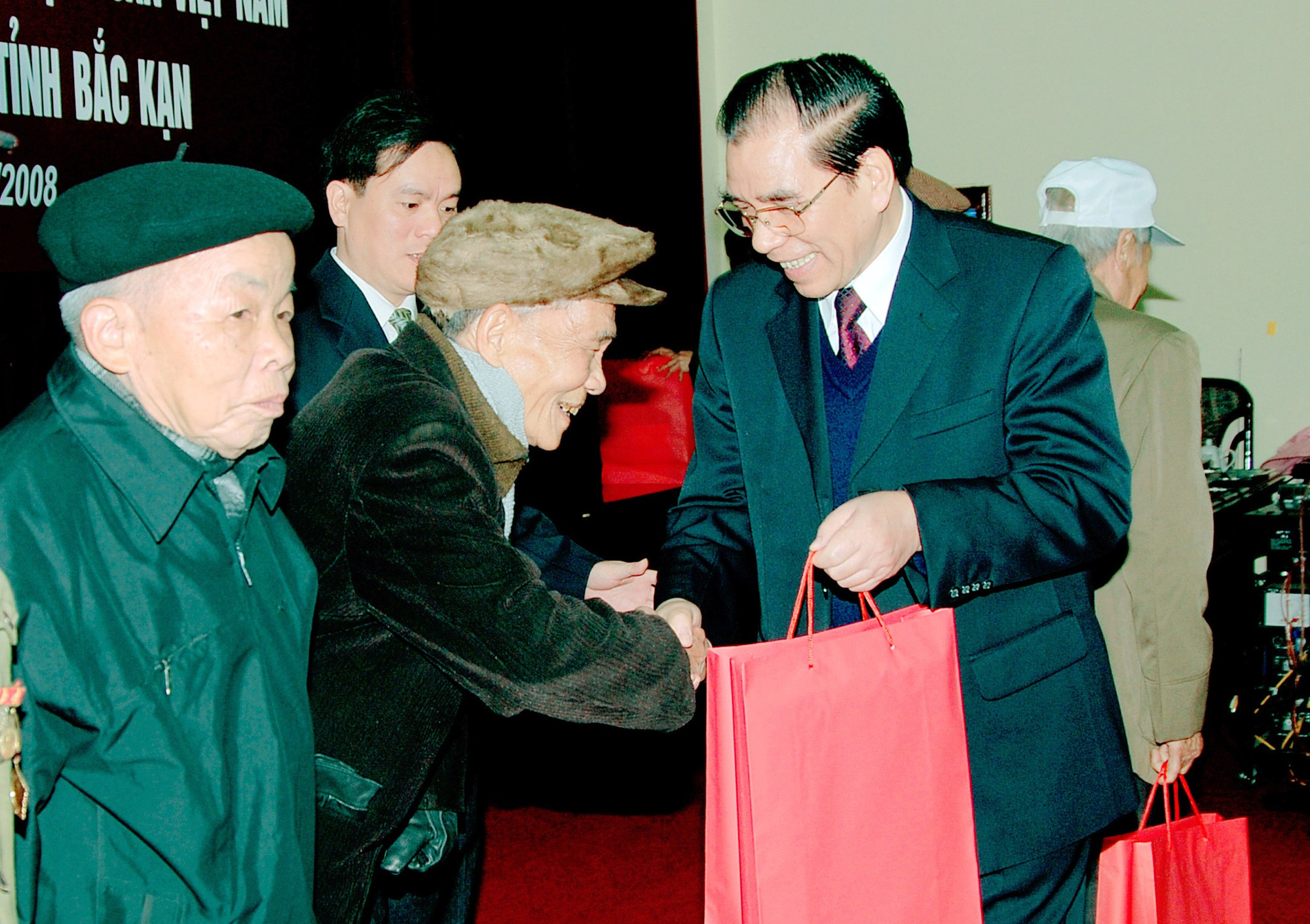 Tổng Bí thư Nông Đức Mạnh tặng quà cho nhà văn lão thành cách mạng Nông Viết Toại vào năm 2008. Ảnh: Mạnh Tuấn voi-tong-bi-thu.jpg