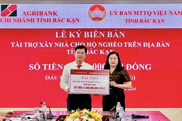 Agribank Chi nhánh tỉnh trao tài trợ xây nhà cho hộ nghèo trên địa bàn tỉnh.