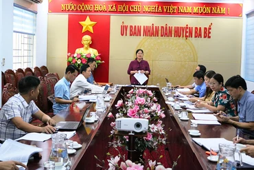 Đồng chí Hoàng Thu Trang, Phó Chủ tịch UBND tỉnh, Trưởng Ban Chỉ đạo Tổng kiểm kê tài sản công kiểm tra công tác quản lý đất công gắn với tài sản công tại huyện Ba Bể.