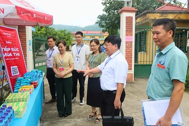 Đoàn kiểm tra tại điểm thi Trường THPT Ngân Sơn.