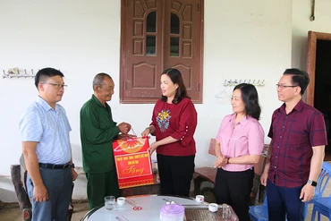 Thăm, tặng quà ông Nông Công Mộc, người hoạt động kháng chiến bị nhiễm CĐHH.