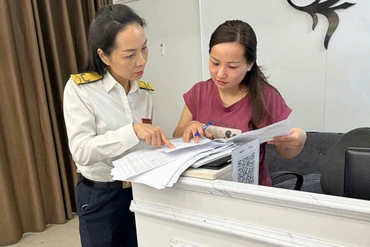 Cán bộ Đội Thuế liên huyện Bắc Kạn - Bạch Thông - Chợ Đồn hỗ trợ người nộp thuế.