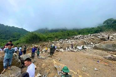 Các lực lượng chức năng, chính quyền địa phương và người dân hỗ trợ bà con Phiêng Khăm.