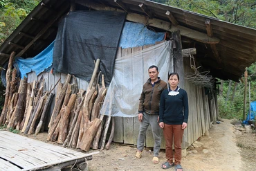 Vợ chồng anh Lý Văn Hòa và Triệu Thị Phương ở khu vực Hai Pa, thuộc thôn Khinh Héo xã Bằng Vân (Ngân Sơn) có hoàn cảnh rất khó khăn.