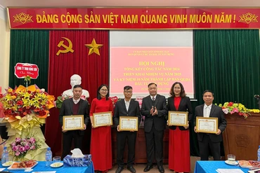 Trao giấy khen cho các các nhân đạt thành tích xuất sắc trong công tác năm 2024