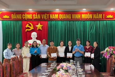 Hỗ trợ giáo viên, học sinh bị ảnh hưởng bởi cơn bão số 3 tại huyện Ba Bể và Pác Nặm