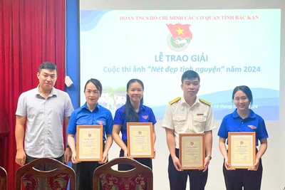 Trao giải Cuộc thi ảnh "Nét đẹp tình nguyện" năm 2024