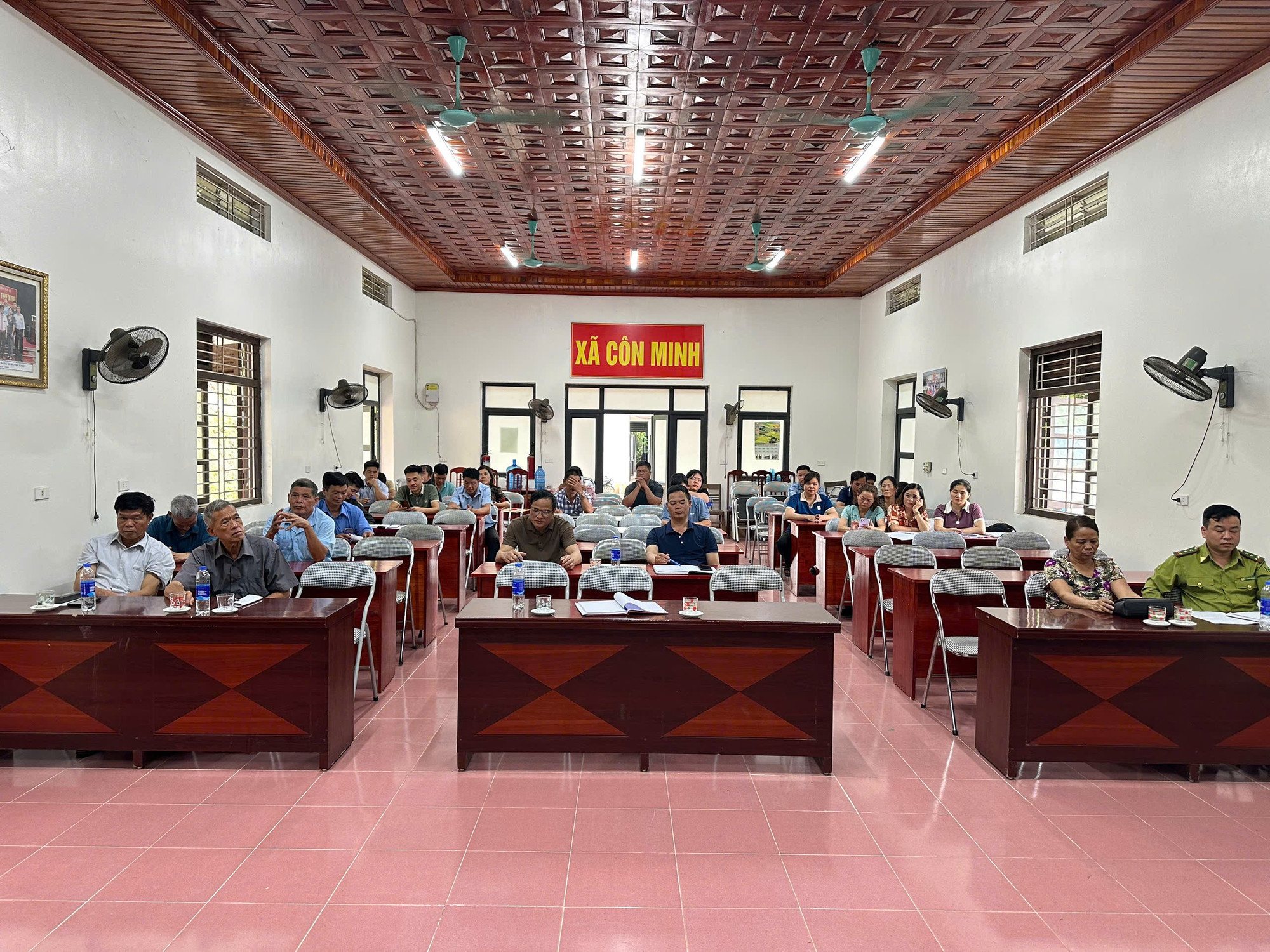 Xã Côn Minh (Na Rì) họp bàn triển khai các nhiệm vụ trọng tâm, trong đó có sáp nhập xã. z6688784955666-e7364f37c804b80b92e5e0789954fe9c.jpg
