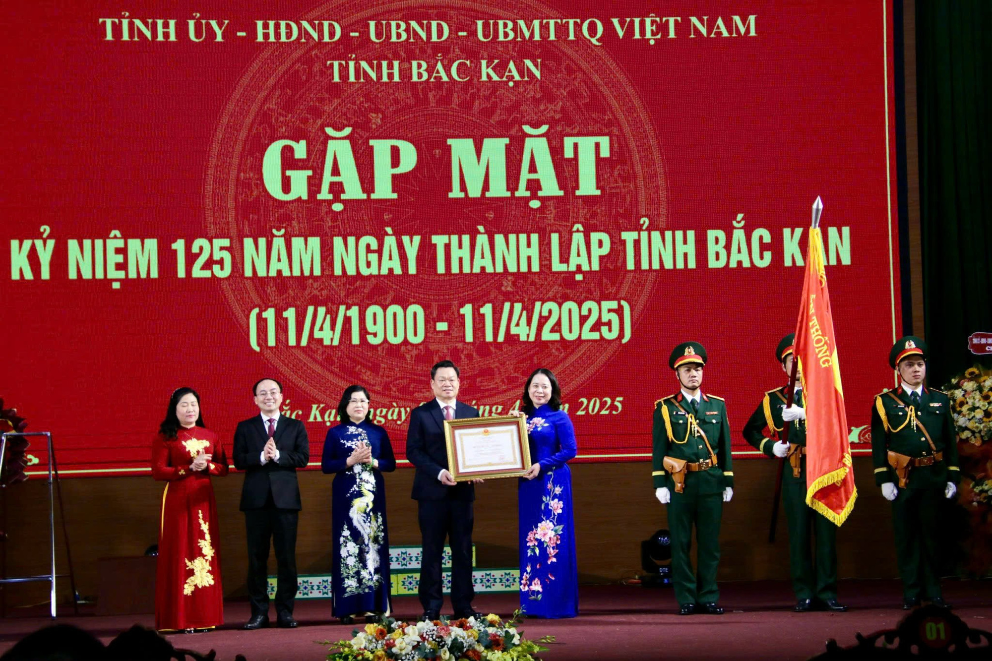Genosse Vo Thi Anh Xuan, Mitglied des Zentralkomitees der Partei, Vizepräsident der Sozialistischen Republik Vietnam und Erster Vizepräsident des Zentralen Wettbewerbs- und Belohnungsrates, verlieh der Provinz Bac Kan die Arbeitsmedaille erster Klasse. trao-huan-chuong.jpg