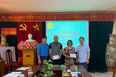 Trao quà cho đoàn viên công đoàn khó khăn nhân Tháng Công nhân 2025 