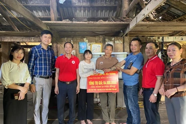 Tặng học bổng cho trẻ em đặc biệt khó khăn tại Bạch Thông