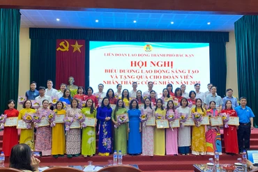 Hội nghị biểu dương lao động sáng tạo và tặng quà nhân Tháng Công nhân 2025 