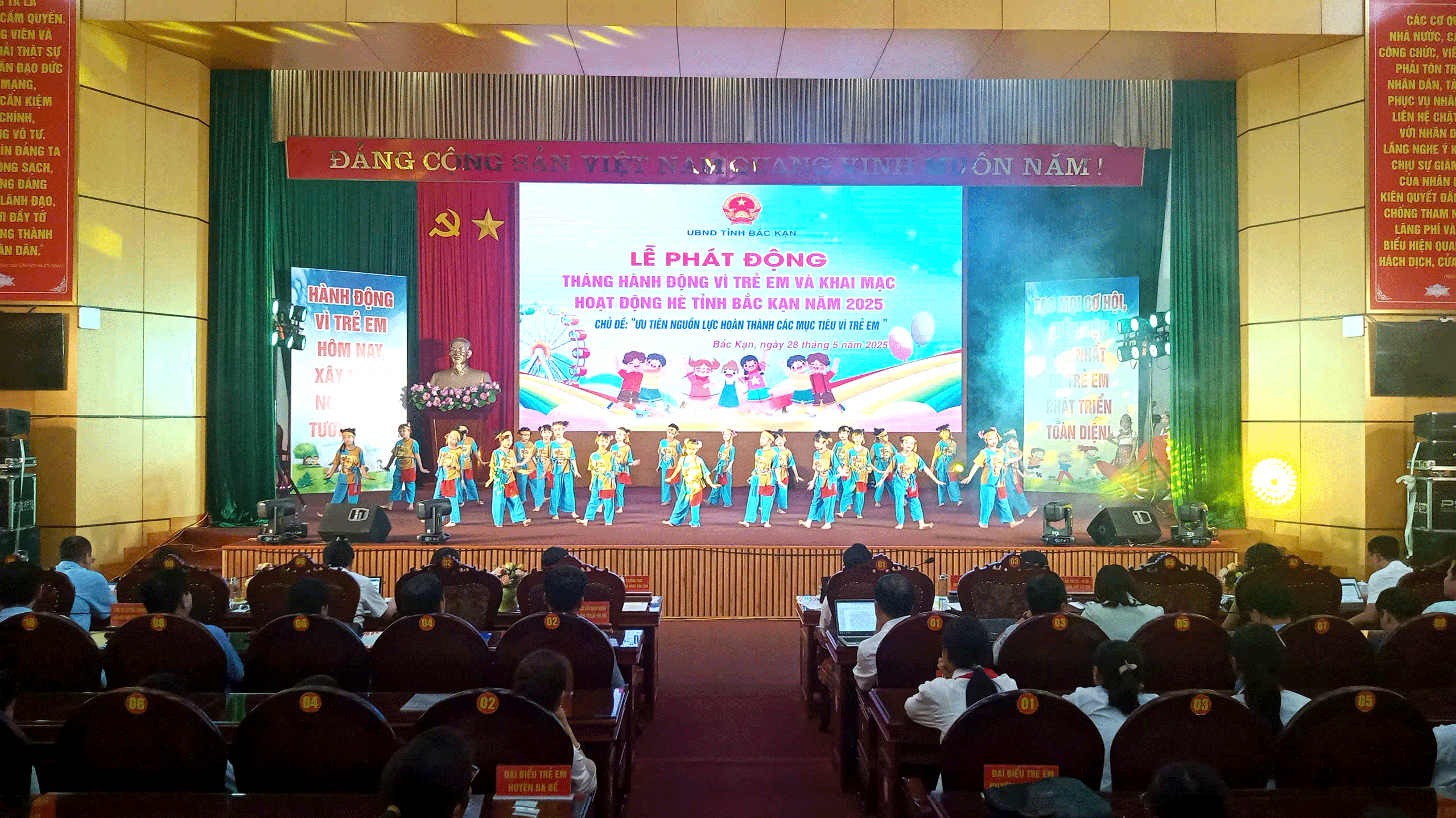 Văn nghệ chào mừng tại lễ phát động Tháng hành động vì trẻ em và Khai mạc hè năm 2025. gen-h-z6647949916209-52b261.gif
