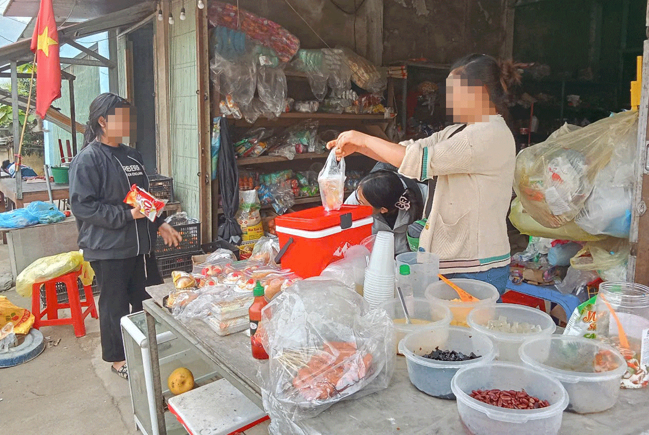 Nhiều hàng, quán vỉa hè, thức ăn không được che chắn, bảo quản cẩn thận, người bán không đeo găng tay, tiềm ẩn nguy cơ mất an toàn vệ sinh thực phẩm. z6504881150302-f74321c7e8c9.gif