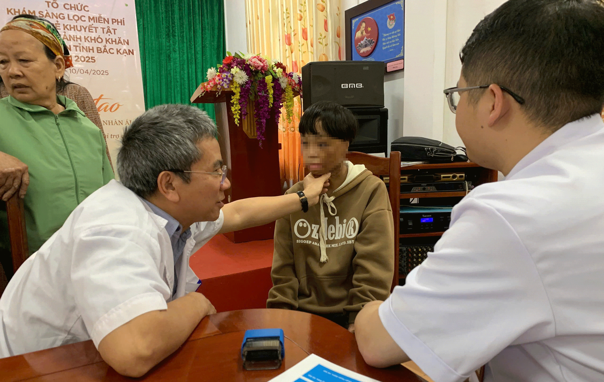 Khám sàng lọc cho trẻ khuyết tật tại huyện Chợ Đồn. z6491625327115-bb6b0d65a1ad.gif