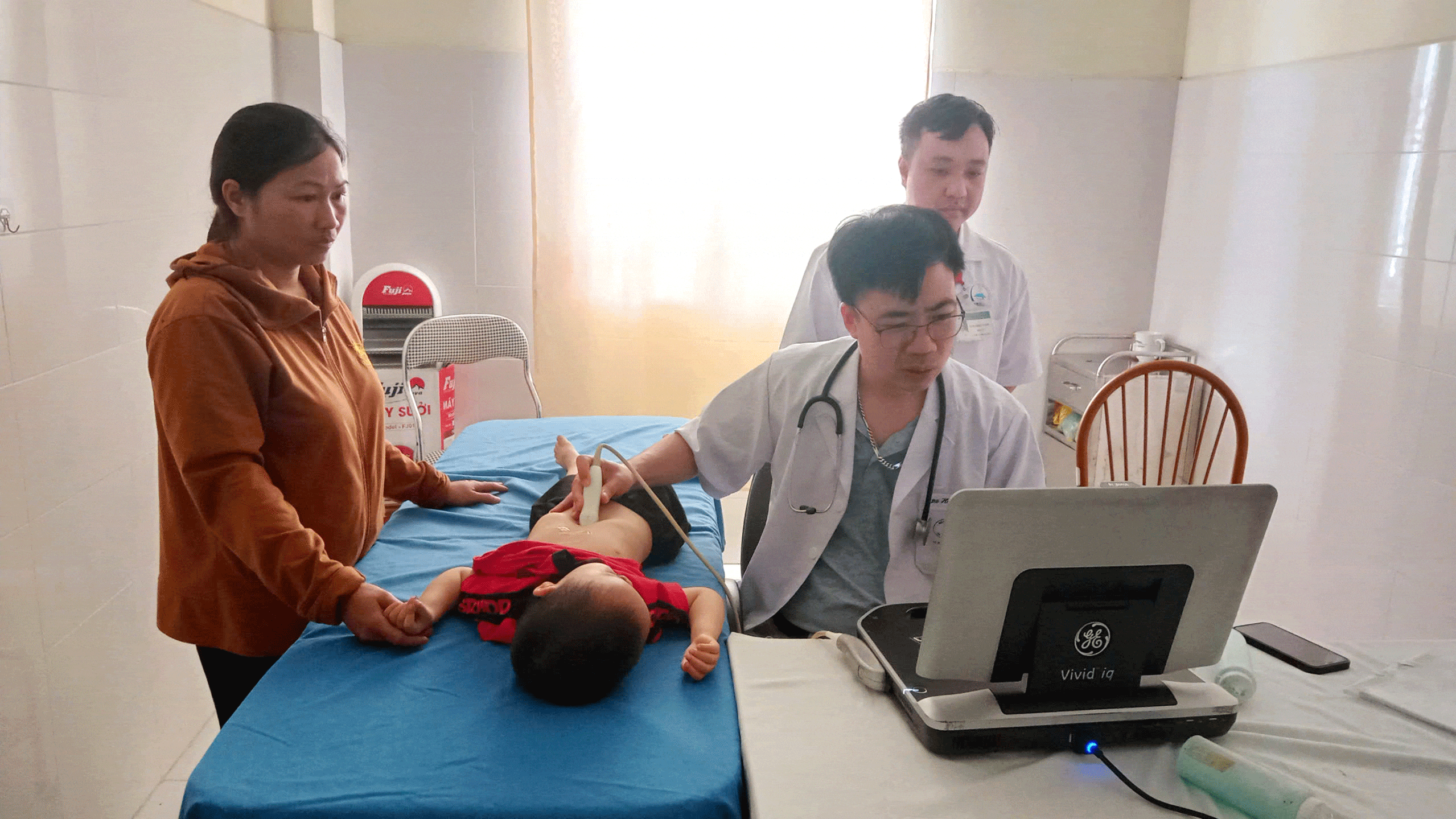 Các bác sĩ siêu âm tim cho bệnh nhi. z6614091855823-a886977b1687.gif