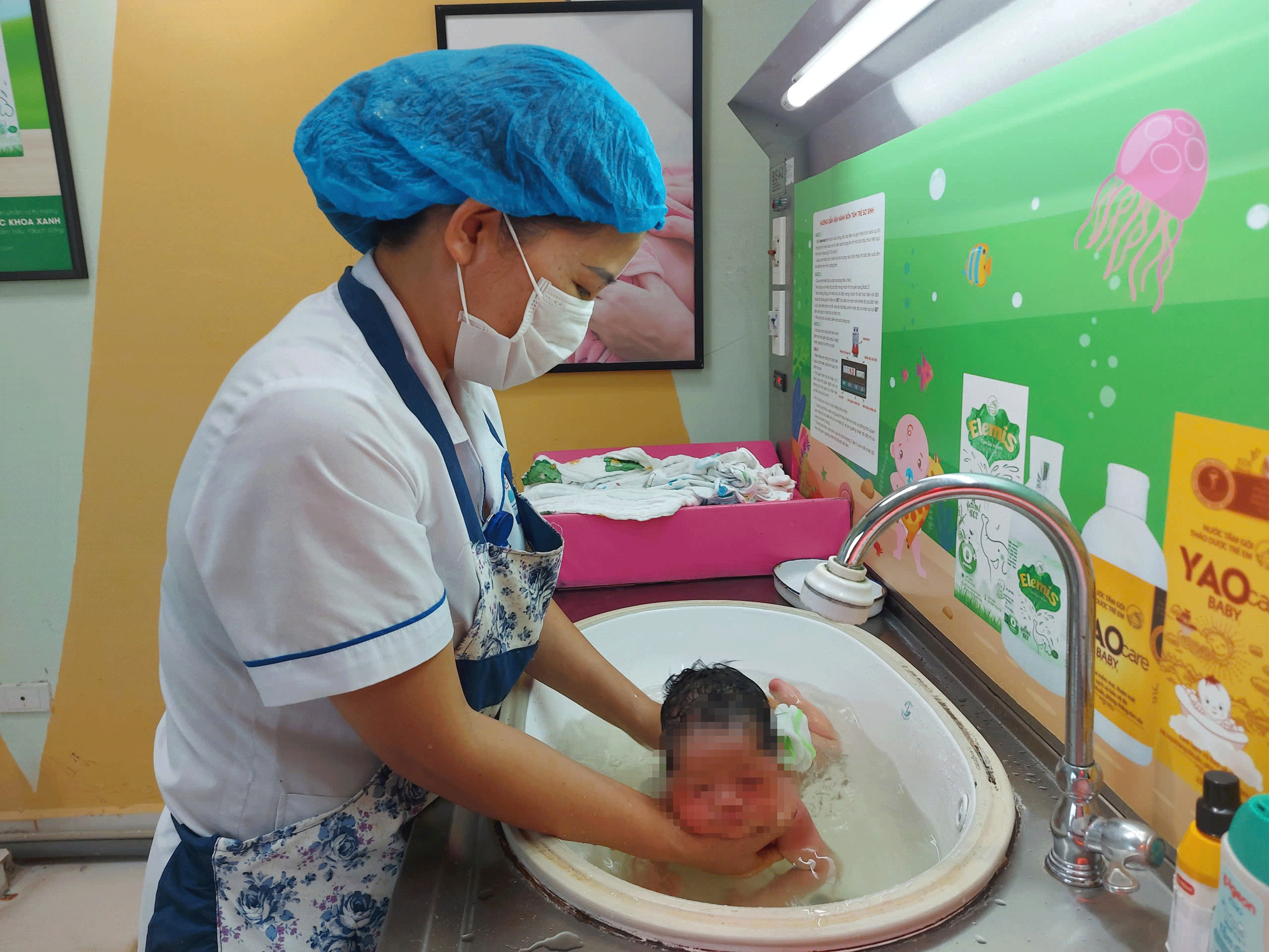 Nữ hộ sinh Khoa Sản (Bệnh viện Đa khoa tỉnh Bắc Kạn) tắm cho trẻ sơ sinh. z6592772708520-a2ae40eb9939.gif