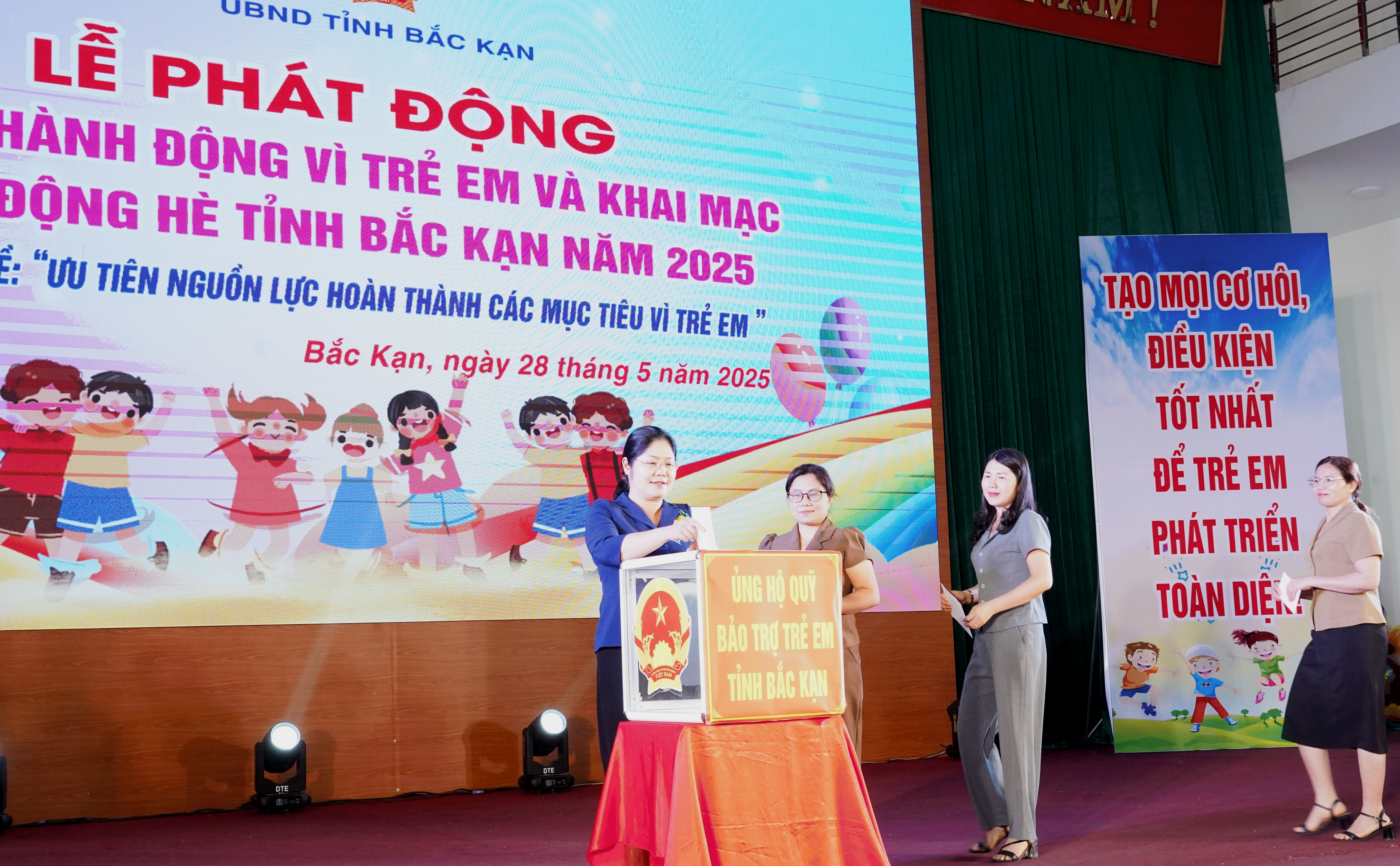 Các cơ quan, đơn vị, cá nhân, doanh nghiệp và các đại biểu đóng góp ủng hộ Quỹ Bảo trợ trẻ em tỉnh Bắc Kạn năm 2025. dsc03464xcbz-4623.gif